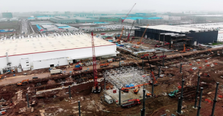 特斯拉上海工厂二期进展神速:已经开始建造屋顶